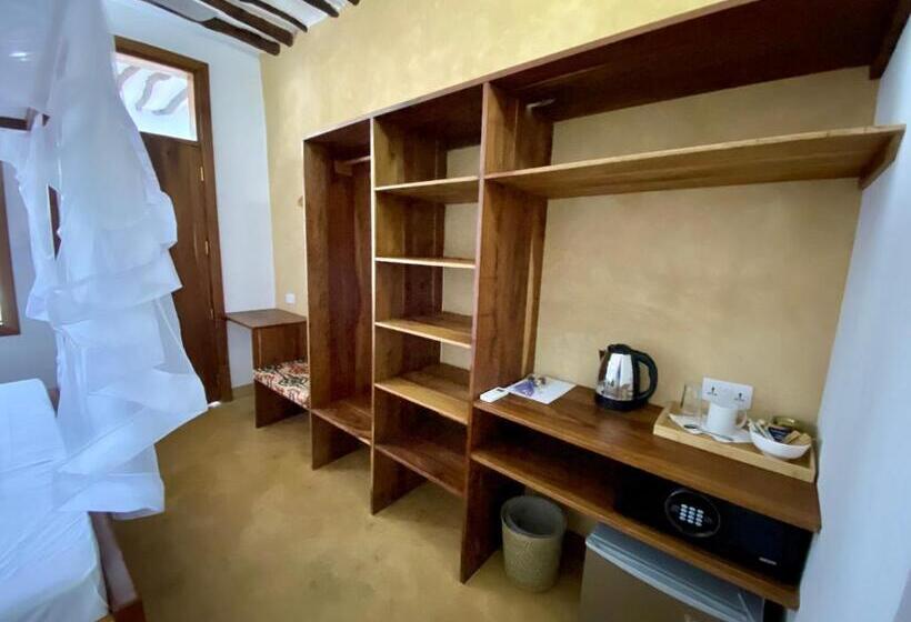 اتاق استاندارد, Zuzanu House