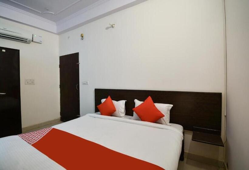 חדר קלאסי לשלושה, Flagship Ekta Palace