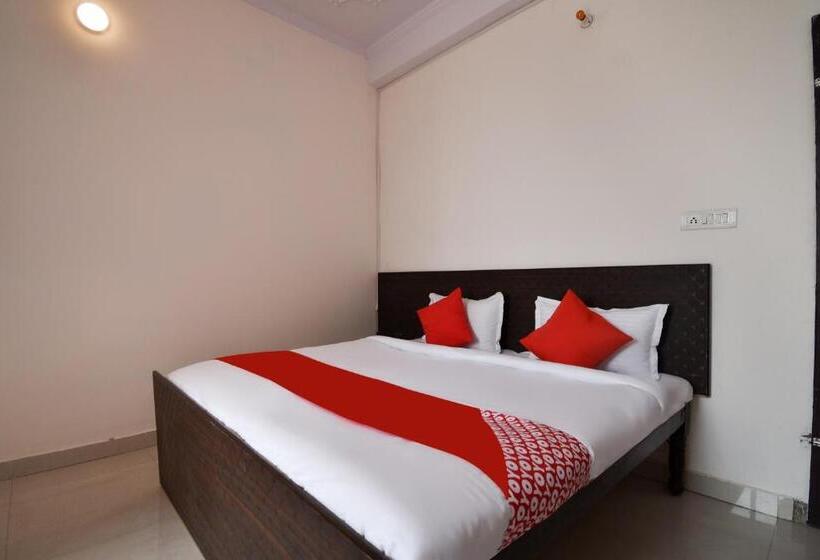 חדר קלאסי לשלושה, Flagship Ekta Palace