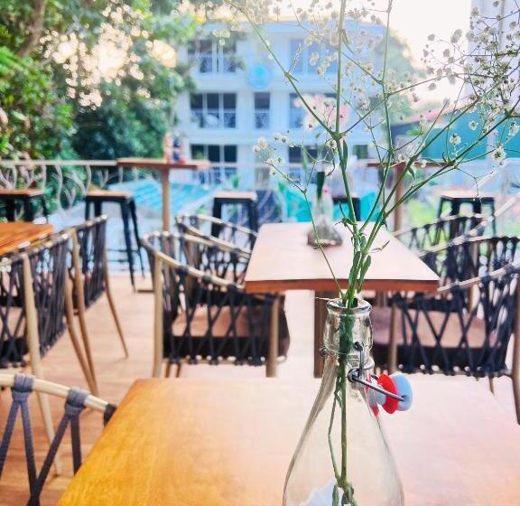 스탠다드 발코니 룸, The Mayfield Resort, Vagator