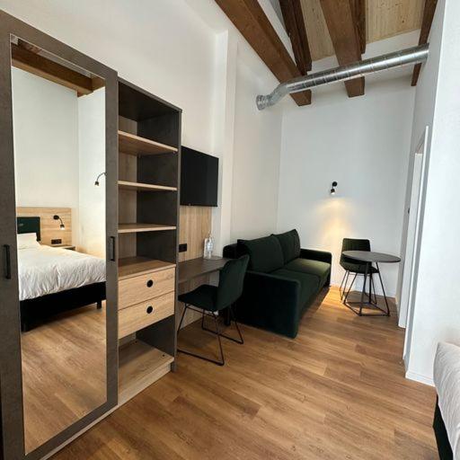 Студия Стандарт, Hopfenhotel Am Adenauerufer