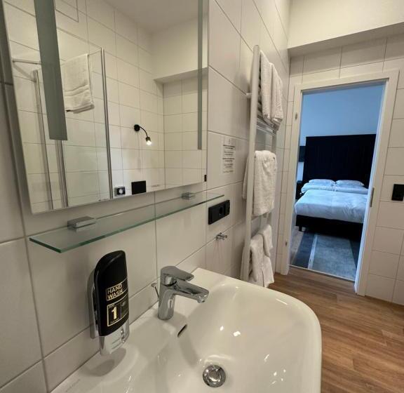 Superior Neljän Hengen Huone, Hopfenhotel Am Adenauerufer