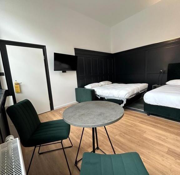 Superior Neljän Hengen Huone, Hopfenhotel Am Adenauerufer