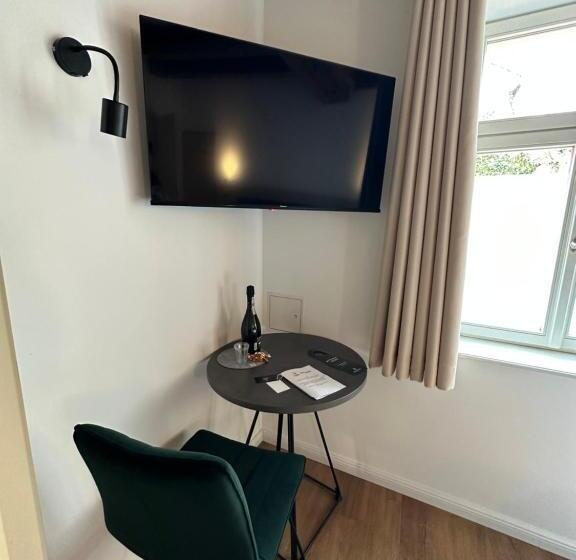 Deluxe Kolmen Hengen Huone, Hopfenhotel Am Adenauerufer