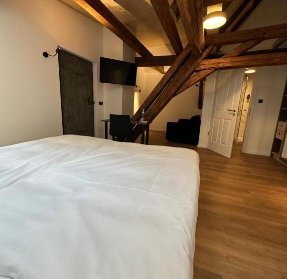 Deluxe Neljän Hengen Huone, Hopfenhotel Am Adenauerufer