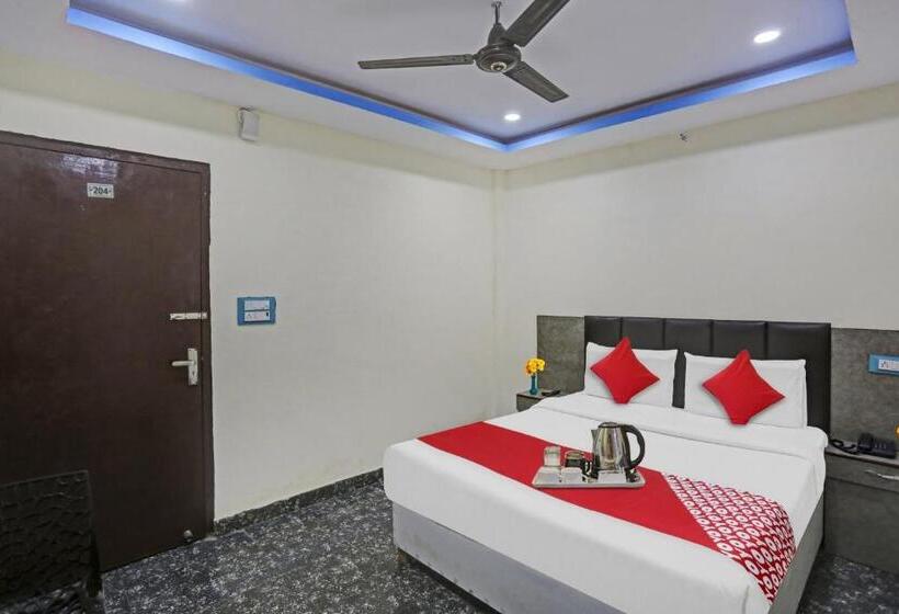 トリプルクラシックルーム, Flagship Royal Palace Guest House Near Vishwa Vidyalaya Metro Station