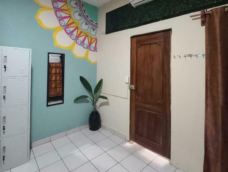 מיטה בחדר משותף, El Coyote