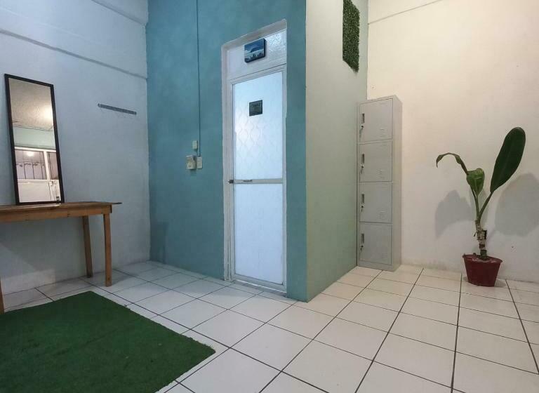 מיטה בחדר משותף, El Coyote