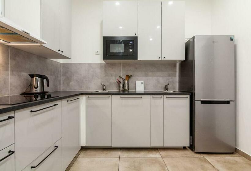 اتاق اکونومی, Bazze