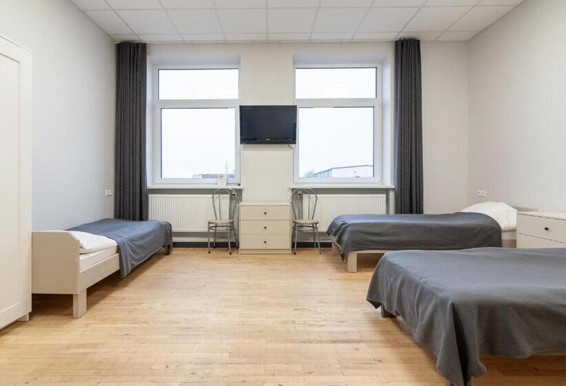 Economy Triple Room, Bazze