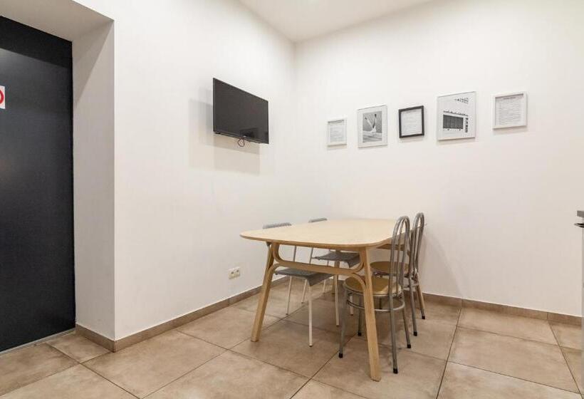 Economy Triple Room, Bazze