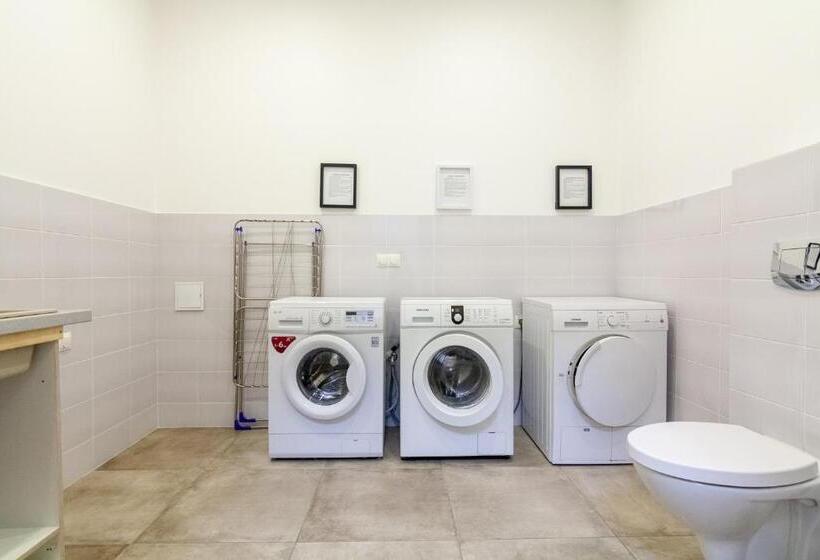 Economy Triple Room, Bazze