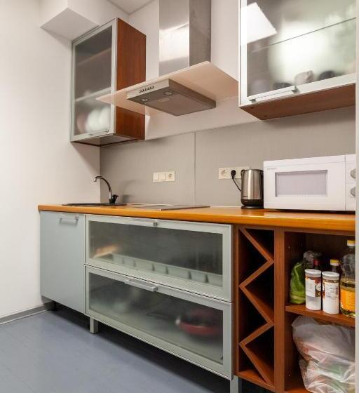 اتاق خانوادگی با سرویس بهداشتی مشترک, Bazze