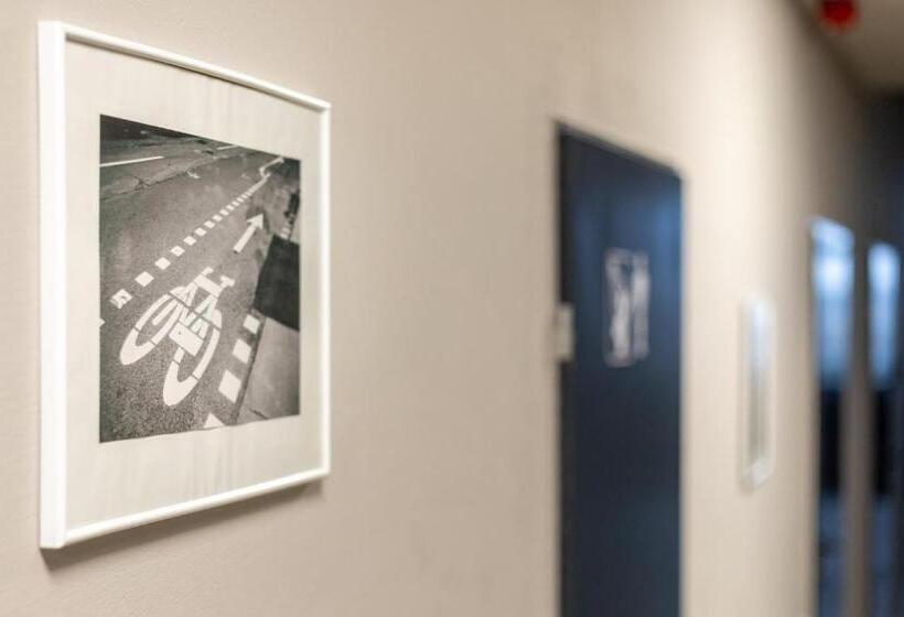 اتاق خانوادگی با سرویس بهداشتی مشترک, Bazze