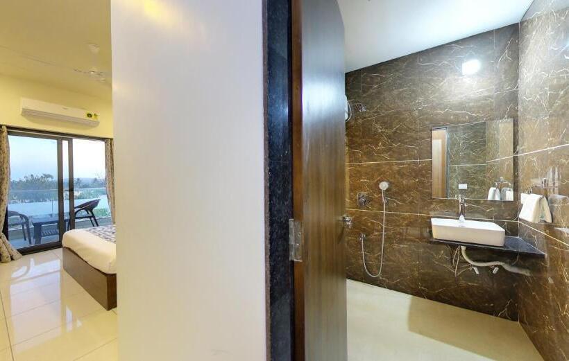 מיטת קינג בסוויטה, Anantam Resort