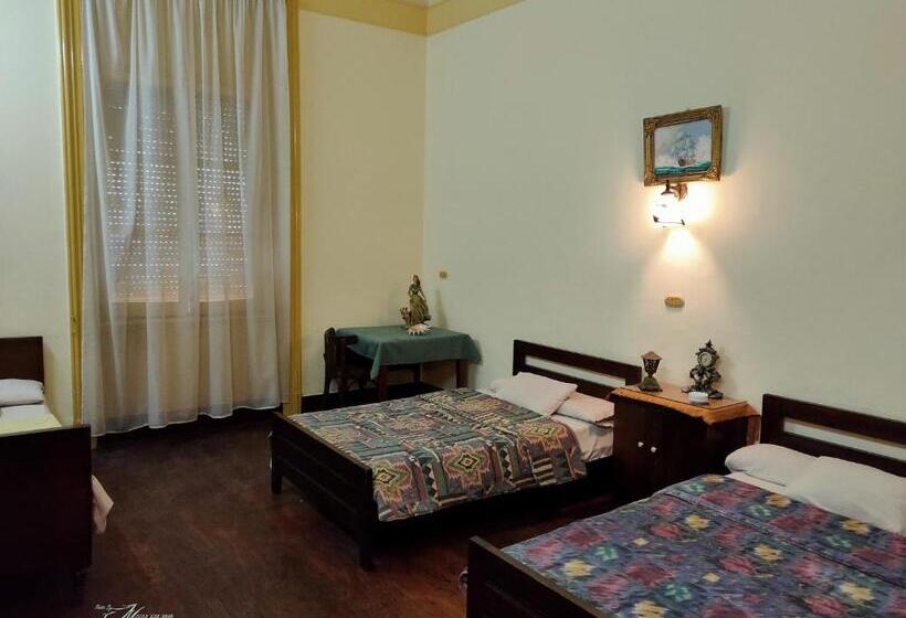 اتاق استاندارد با سرویس بهداشتی مشترک, Clement S House Hostel