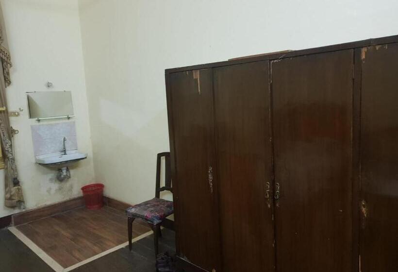 اتاق اکونومی, Clement S House Hostel