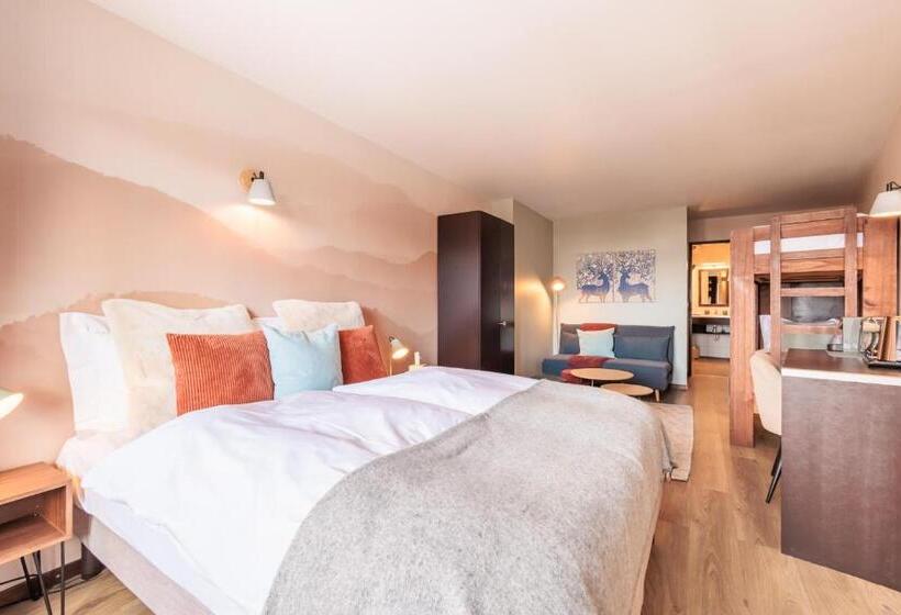 اتاق استاندارد چهارنفره با بالکن, No 8 Bed & Bar