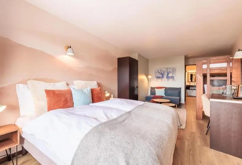 اتاق استاندارد چهارنفره با بالکن, No 8 Bed & Bar