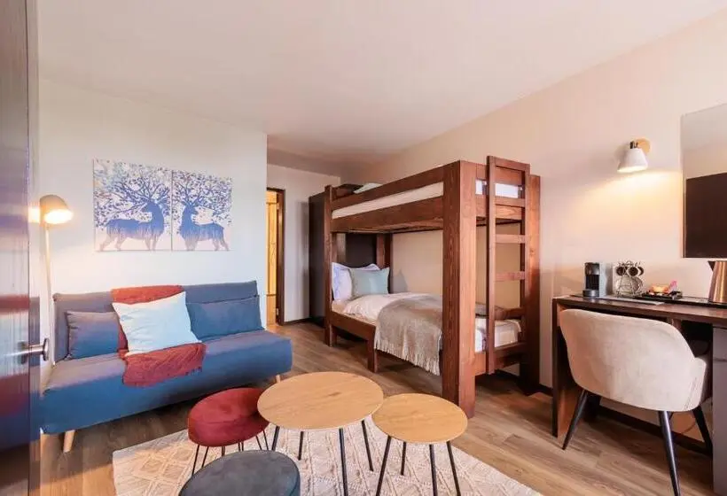 اتاق استاندارد چهارنفره با بالکن, No 8 Bed & Bar