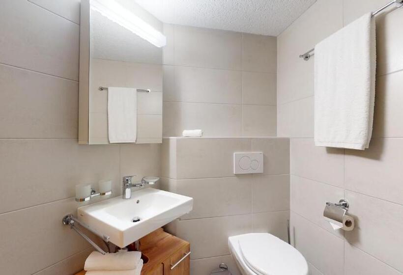 آپارتمان 3 خوابه, No 8 Bed & Bar