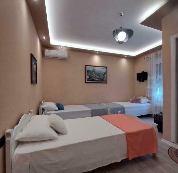 اتاق استاندارد سه نفره, Latifi Guesthouse