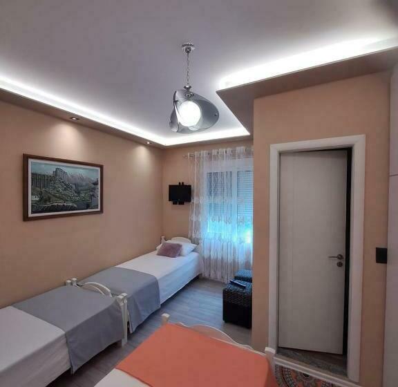 اتاق استاندارد سه نفره, Latifi Guesthouse