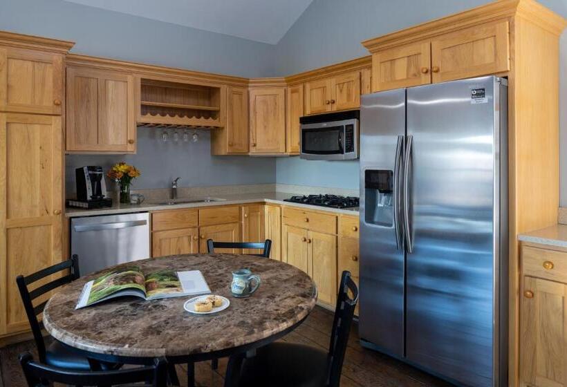 带河湖景观的套房, Hermann Hill