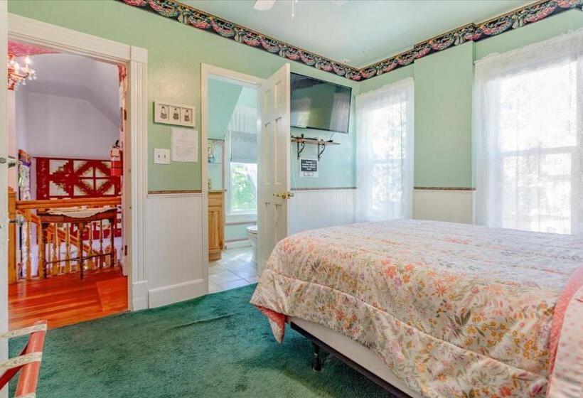 غرفة قياسية, The Silk Pincushion