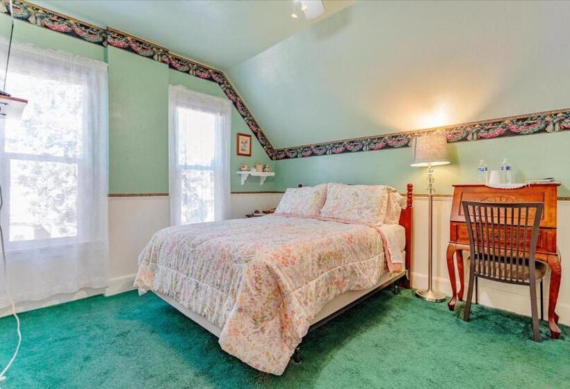 غرفة قياسية, The Silk Pincushion