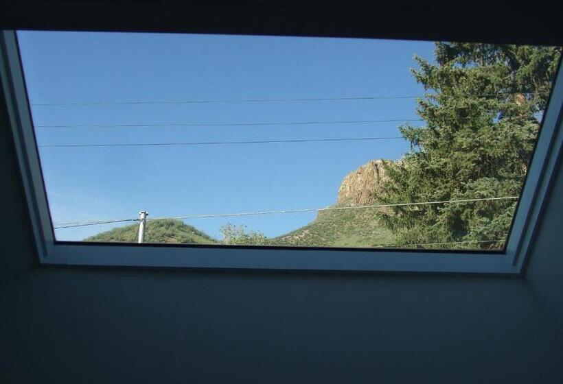 إستوديو ديلوكس, The Silk Pincushion