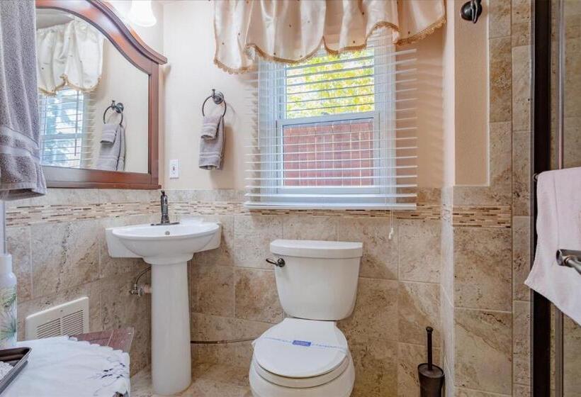 إستوديو قياسى سرير كينج, The Silk Pincushion