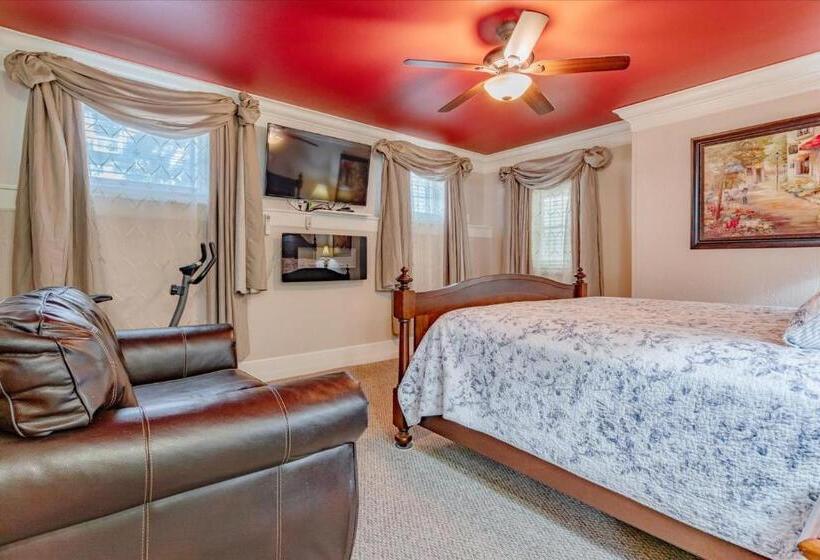 إستوديو قياسى سرير كينج, The Silk Pincushion