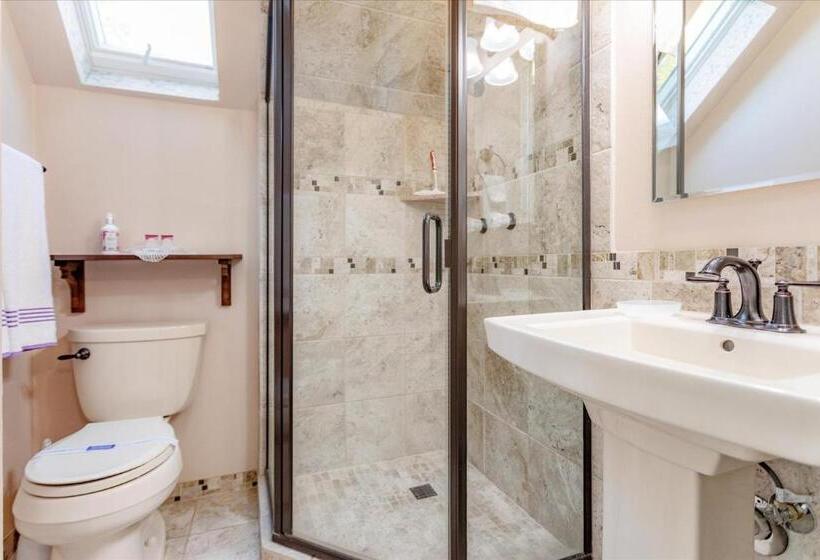 غرفة قياسية, The Silk Pincushion