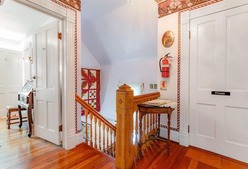 غرفة قياسية, The Silk Pincushion