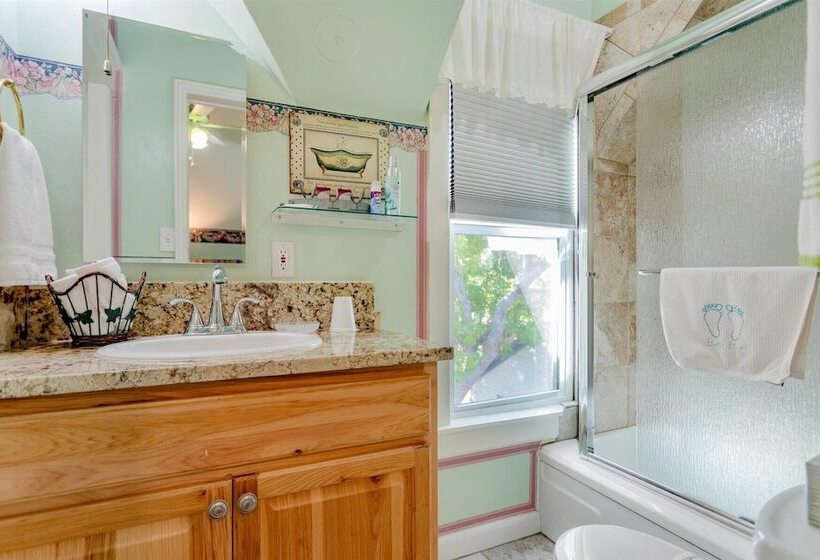 غرفة قياسية, The Silk Pincushion