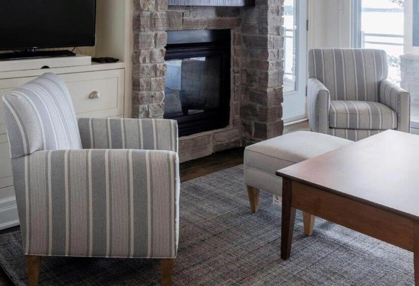 Suite with lake view, Touchstone Resort