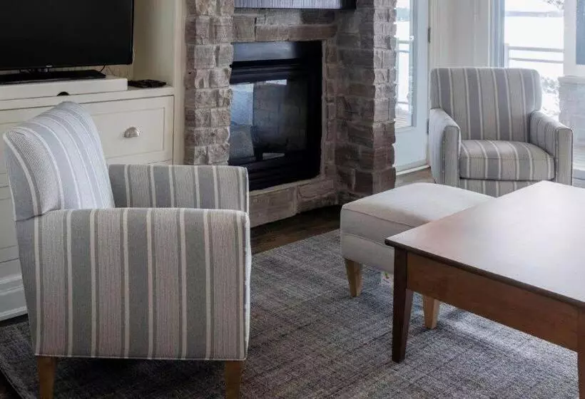 Suite with lake view, Touchstone Resort