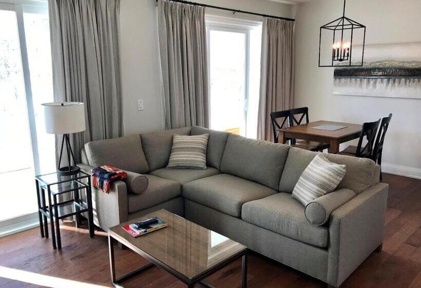 Suite with lake view, Touchstone Resort