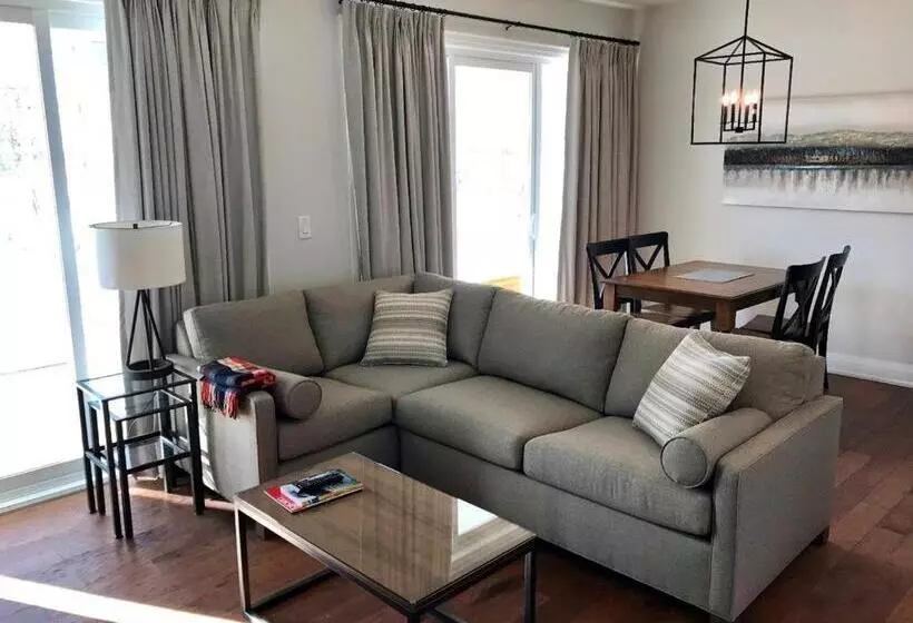 Suite with lake view, Touchstone Resort