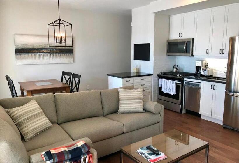 Suite with lake view, Touchstone Resort