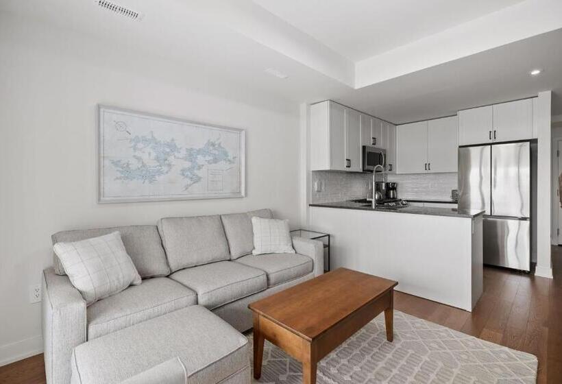 Suite with lake view, Touchstone Resort