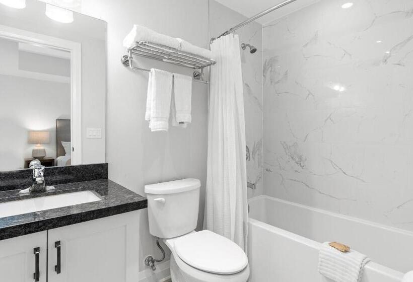 Suite with lake view, Touchstone Resort