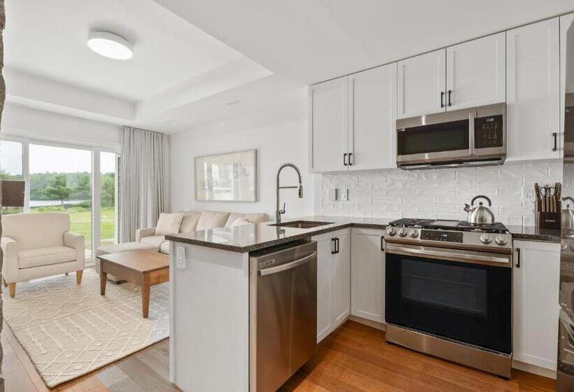 スイート, Touchstone Resort