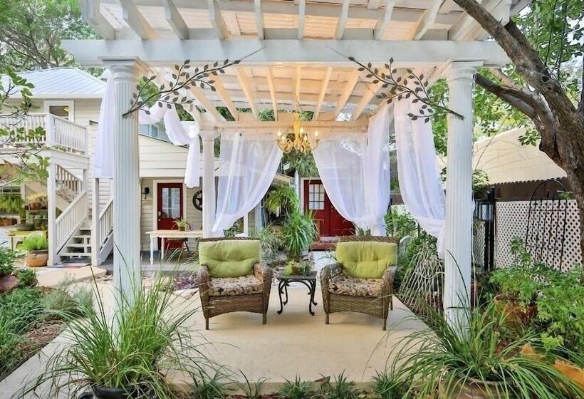 سوئیت دلوکس 2 خوابه, O Casey S Boutique Inn