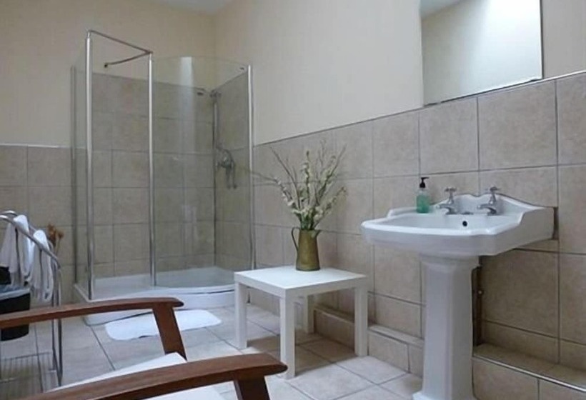 غرفة قياسية, Hedgefield House