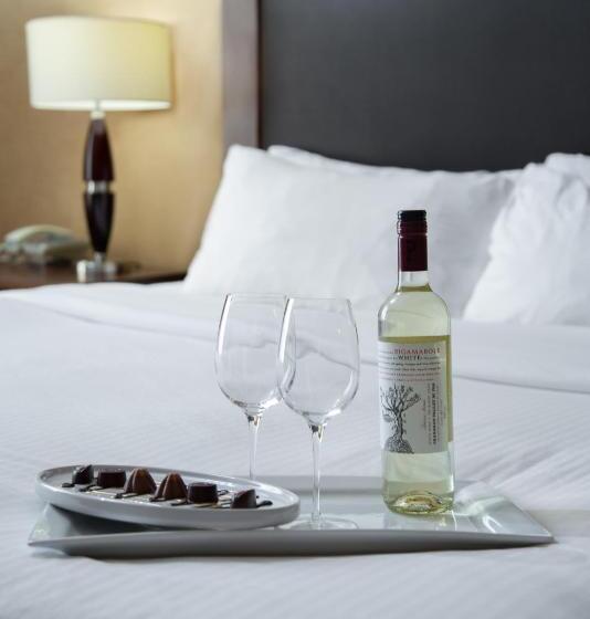 מיטת קינג בסוויטה, Pomeroy Hotel Fort St. John