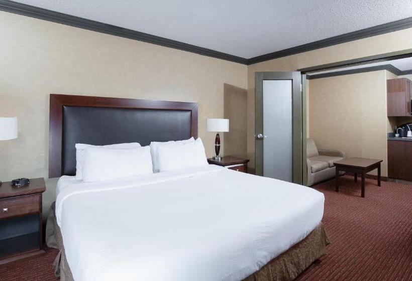 מיטת קינג בסוויטה, Pomeroy Hotel Fort St. John