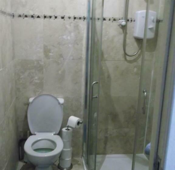 חדר קומפורט לשלושה, Durham House