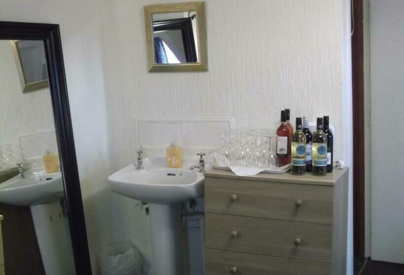 חדר משפחתי, Durham House